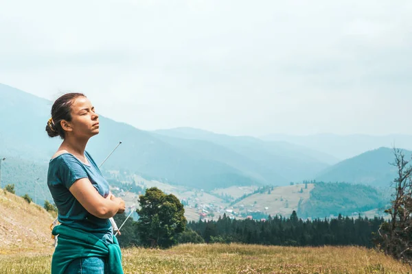 ormandaki kız temiz hava soludu. Dağ manzarası