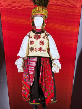 Etnografik Braov Müzesi 'nde geleneksel tekstil mankenleri Rumen halk kostümleri sergilediler