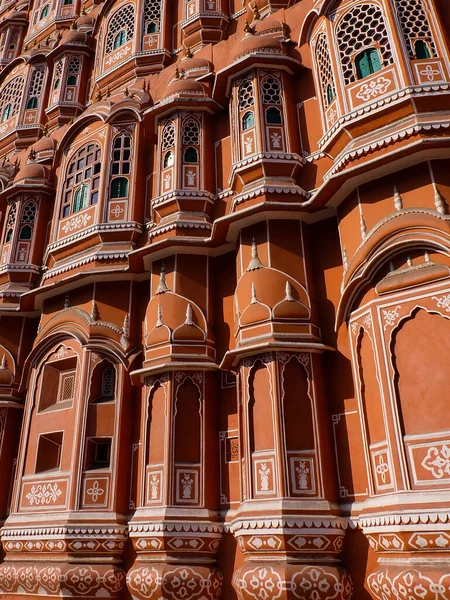 Hawa Mahal ya da Hindistan, Jaipur 'daki rüzgar sarayı güneşli, açık mavi bir gökyüzünde. 
