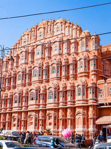 Hawa Mahal ya da Hindistan, Jaipur 'daki rüzgar sarayı güneşli, açık mavi bir gökyüzünde. 