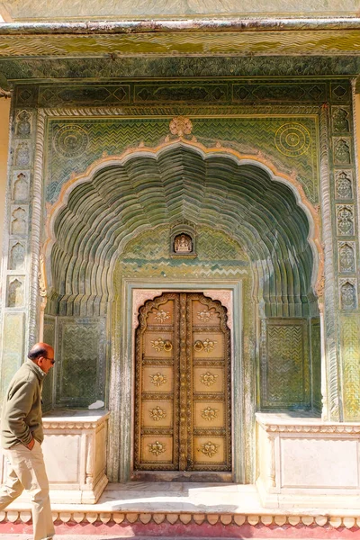 Pembe Şehir 'deki Tavuskuşu Kapısı ve Hindistan' daki Jaipur Şehir Sarayı. 