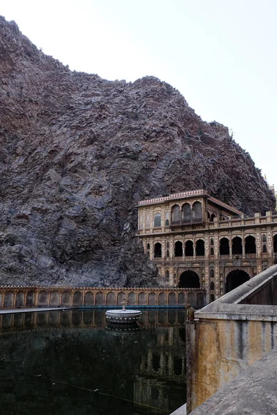 Maymun tapınağı ya da Galta Ji, Hindistan, Jaipur 'daki Hindu tapınağı. 