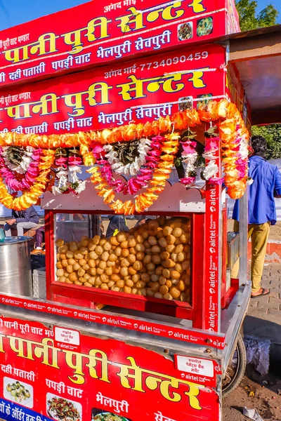 Yerel meyveler, Hint geleneksel atıştırmalıkları ve Jaipur, Hindistan 'da her çeşit yerel atıştırmalık ve yiyecek satan sokak yemekleri satıcıları.  