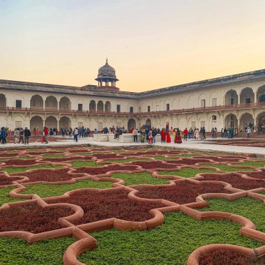 İçi, Kızıl Kale 'nin ya da Agra Kalesi' nin içi Hindistan 'da eşsiz mimarisi ve bahçesi olan bir saray. 