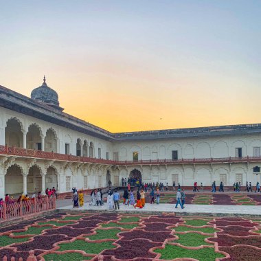 İçi, Kızıl Kale 'nin ya da Agra Kalesi' nin içi Hindistan 'da eşsiz mimarisi ve bahçesi olan bir saray. 