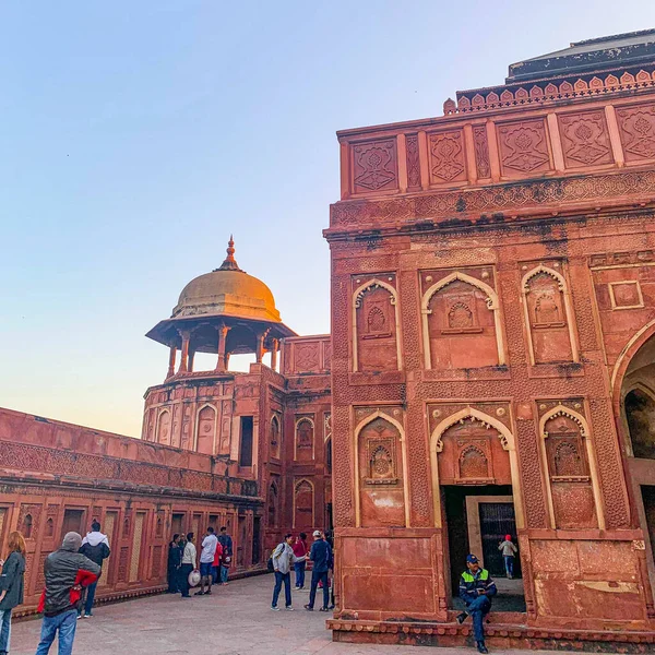 İçi, Kızıl Kale 'nin ya da Agra Kalesi' nin içi Hindistan 'da eşsiz mimarisi ve bahçesi olan bir saray. 