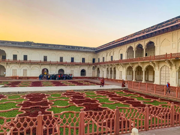 İçi, Kızıl Kale 'nin ya da Agra Kalesi' nin içi Hindistan 'da eşsiz mimarisi ve bahçesi olan bir saray. 