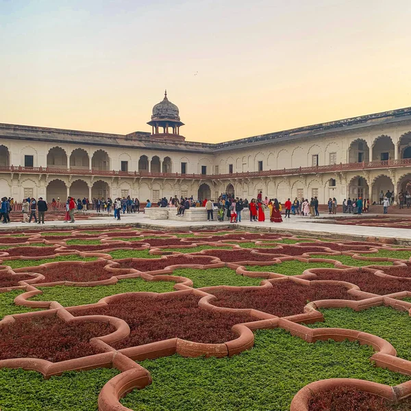 İçi, Kızıl Kale 'nin ya da Agra Kalesi' nin içi Hindistan 'da eşsiz mimarisi ve bahçesi olan bir saray. 