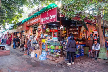 Tac Mahal 'in girişindeki yerli Hintli turistler, dükkanlar ve hediyelik eşya dükkanları 