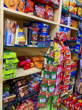 Jaipur 'daki yerel Hint marketi abur cubur ve şeker satıyor. 