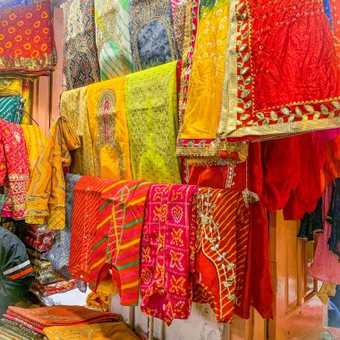  Kumaşlar, Saree, Sari ve Jaipur 'daki Pembe Şehir, Johari, Hawa Mahal ve Bapu Çarşısı' ndaki kuyumcular ve mağazalar.