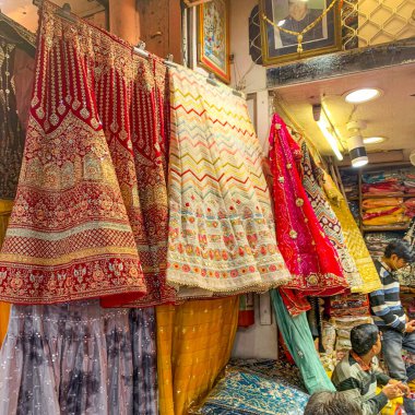  Kumaşlar, Saree, Sari ve Jaipur 'daki Pembe Şehir, Johari, Hawa Mahal ve Bapu Çarşısı' ndaki kuyumcular ve mağazalar.