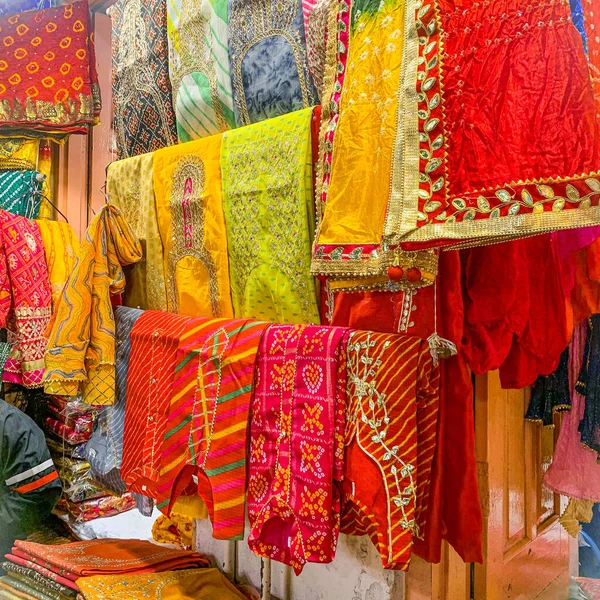  Kumaşlar, Saree, Sari ve Jaipur 'daki Pembe Şehir, Johari, Hawa Mahal ve Bapu Çarşısı' ndaki kuyumcular ve mağazalar.