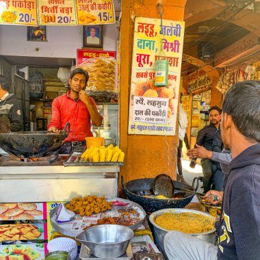  Hindistan 'ın Jaipur kentindeki The Pink City, Johari ve Bapu Bazaar' da meyveler, atıştırmalıklar, tatlılar ve sokak yemekleri satıcıları. 