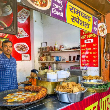  Hindistan 'ın Jaipur kentindeki The Pink City, Johari ve Bapu Bazaar' da meyveler, atıştırmalıklar, tatlılar ve sokak yemekleri satıcıları. 
