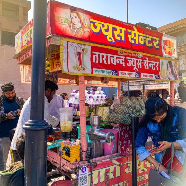  Hindistan 'ın Jaipur kentindeki The Pink City, Johari ve Bapu Bazaar' da meyveler, atıştırmalıklar, tatlılar ve sokak yemekleri satıcıları. 