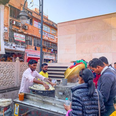  Hindistan 'ın Jaipur kentindeki The Pink City, Johari ve Bapu Bazaar' da meyveler, atıştırmalıklar, tatlılar ve sokak yemekleri satıcıları. 