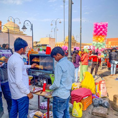  Hindistan 'ın Jaipur kentindeki The Pink City, Johari ve Bapu Bazaar' da meyveler, atıştırmalıklar, tatlılar ve sokak yemekleri satıcıları. 