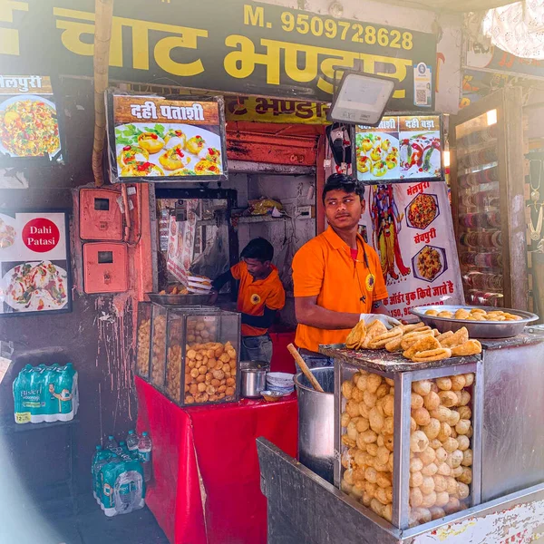 Jaipur 'daki Pembe Şehir, Johari, Hawa Mahal ve Bapu Bazaar' daki binalar, trafik ve reklamlar