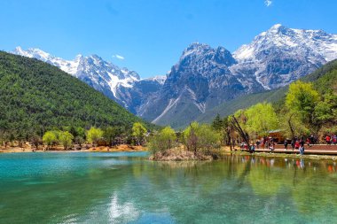 Yunlong Milli Parkı, Mavi Ay Vadisi ve yeşil, Zümrüt Gölü ve Yeşim Ejder Kar Dağı  