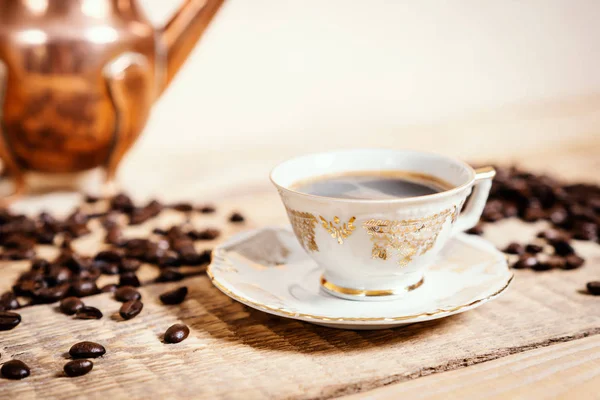 Xícara Café Delicioso Perfumado Uma Mesa Velha Madeira Com Sementes — Fotografia de Stock