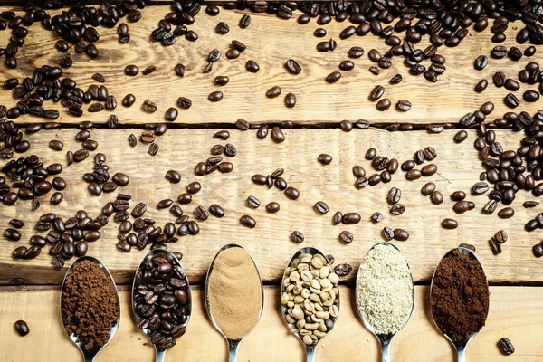 Colheres Com Diferentes Tipos Café Uma Velha Mesa Madeira Com — Fotografia de Stock