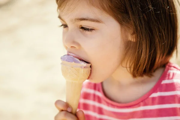 Güzel Küçük Bir Kız Parkta Oturan Yaz Aylarında Dondurma Yiyor — Stok fotoğraf