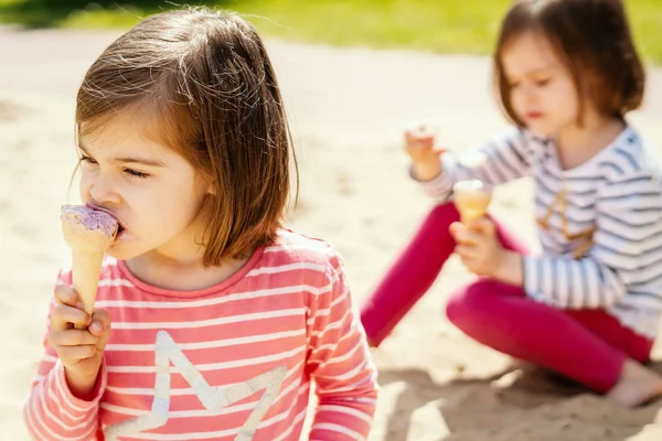 Iki Küçük Kız Yaz Aylarında Parkta Otururken Dondurma Yiyor — Stok fotoğraf