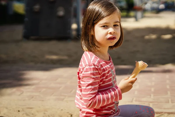 Güzel Küçük Bir Kız Parkta Oturan Yaz Aylarında Dondurma Yiyor — Stok fotoğraf