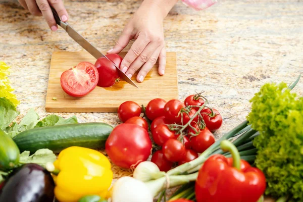 Жіночі Руки Ріжуть Помідори Кухонному Столі Овочами — стокове фото