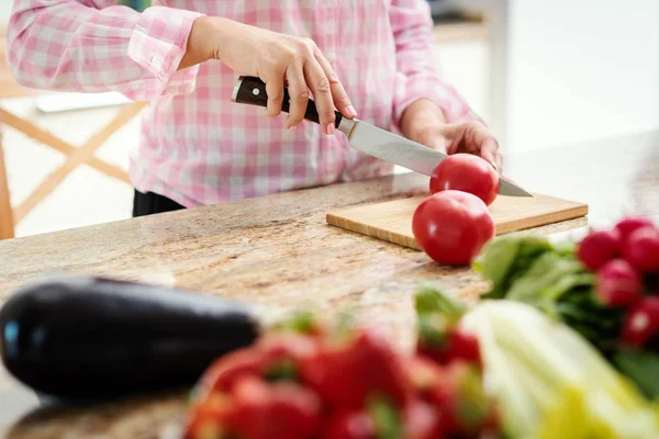 Tangan Wanita Memotong Tomat Meja Dapur Dengan Sayuran — Stok Foto