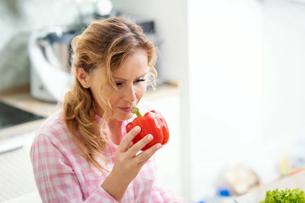 Sonriente Mujer Está Sosteniendo Fresco Pimiento Rojo Cocina —  Fotos de Stock