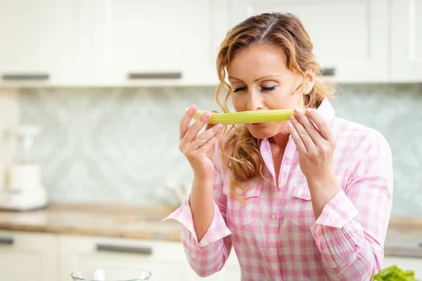 Wanita Memegang Dan Merasakan Seledri Hijau Segar Dapur — Stok Foto