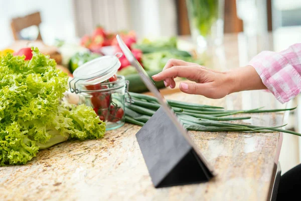 Tabletti Käsi Naisen Etsivät Reseptejä Aterian — kuvapankkivalokuva