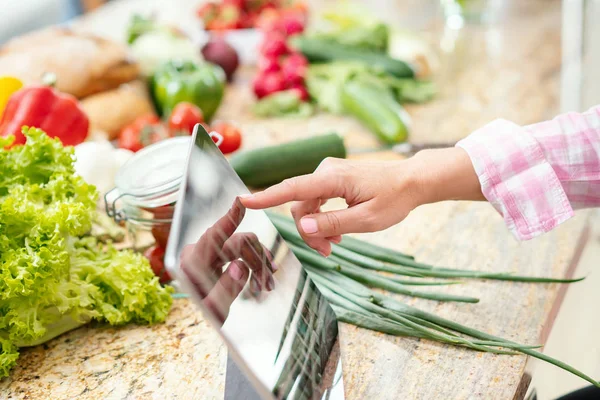 Tableta Una Mano Una Mujer Que Busca Recetas Para Una —  Fotos de Stock