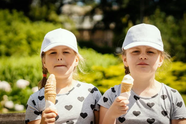 Beyaz Şapka Iki Küçük Kız Parkta Dondurma Yiyorsun — Stok fotoğraf