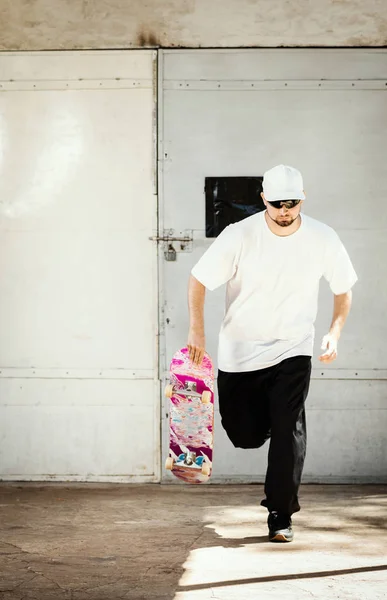 Hombre Con Sombrero Blanco Corre Con Monopatín Skatepark Hormigón Verano —  Fotos de Stock