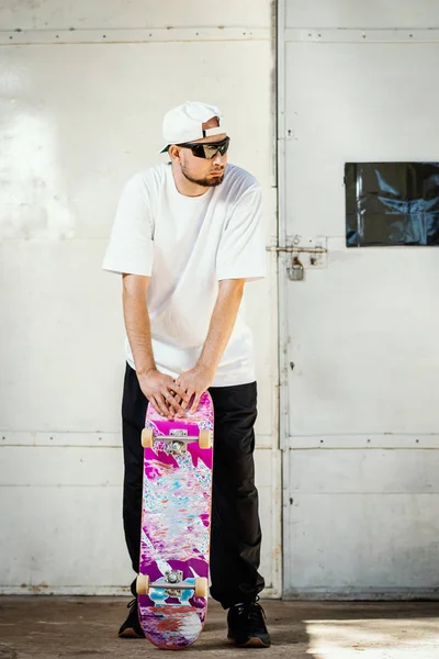 Uomo Berretto Tiene Skateboard Usato Mani Uno Skatepark Concreto Nell — Foto Stock