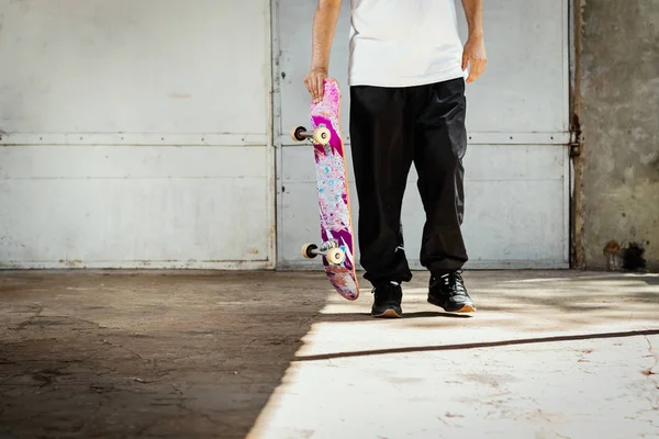 Giovane Che Tiene Mano Uno Skateboard Usato Uno Skatepark Cemento — Foto Stock