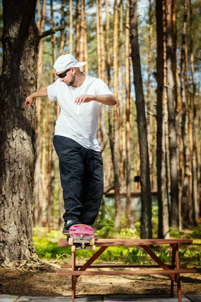 Hombre Con Una Gorra Blanca Realiza Truco Skate Una Mesa —  Fotos de Stock