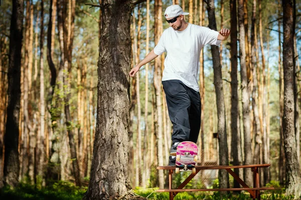 Uomo Cappuccio Bianco Esegue Trucco Skateboard Tavolo Picnic Estate — Foto Stock
