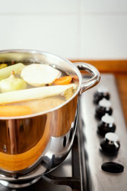 Mutfakta gaz lezzetli ve güzel kokulu suyu kaynar ile pota ocağı
