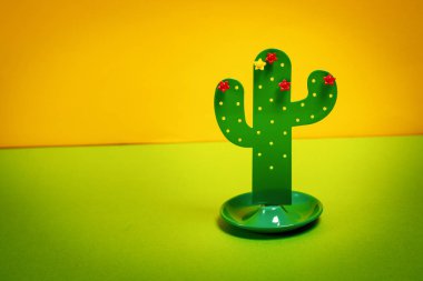 minimalist renkli tatil arka plan ile bir küçük oyuncak kaktüs