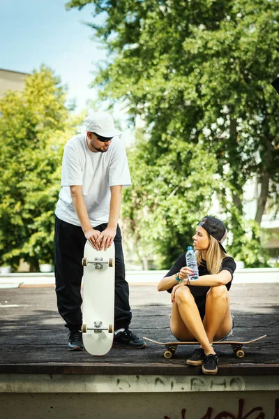 Ragazzo Ragazza Uno Skateboard Stanno Parlando Tra Loro Una Giornata — Foto Stock