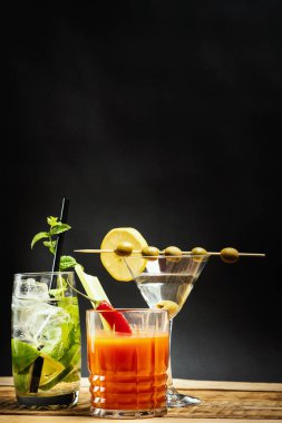zeytin ve nane ile mojito ve kereviz ahşap bir masa üzerinde kanlı mary ile lezzetli martini içki