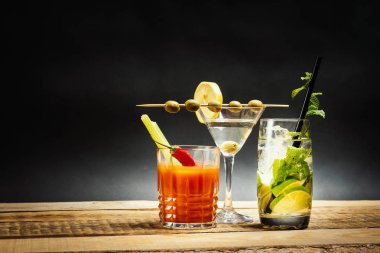 zeytin ve nane ile mojito ve kereviz ahşap bir masa üzerinde kanlı mary ile lezzetli martini içki