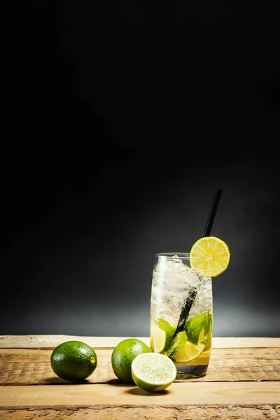 Vaso Delicioso Mojito Sobre Una Mesa Madera Con Trozos Lima —  Fotos de Stock