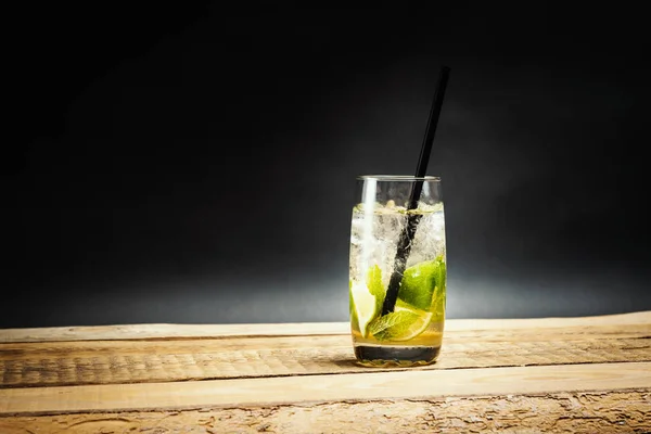 Sklo Výborné Mojito Limetkou Mátou Listy Dřevěný Stůl Černém Pozadí — Stock fotografie