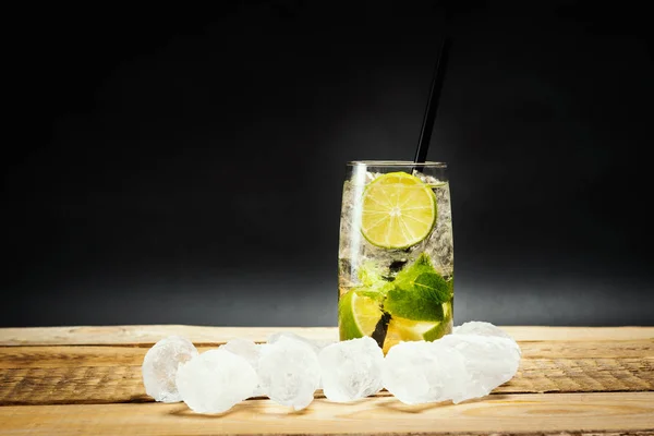 Sklo Výborné Mojito Dřevěný Stůl Kusy Vápna Ledu Černém Pozadí — Stock fotografie