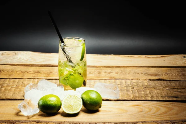 Glas Läcker Mojito Ett Träbord Med Bitar Lime Och Svart — Stockfoto